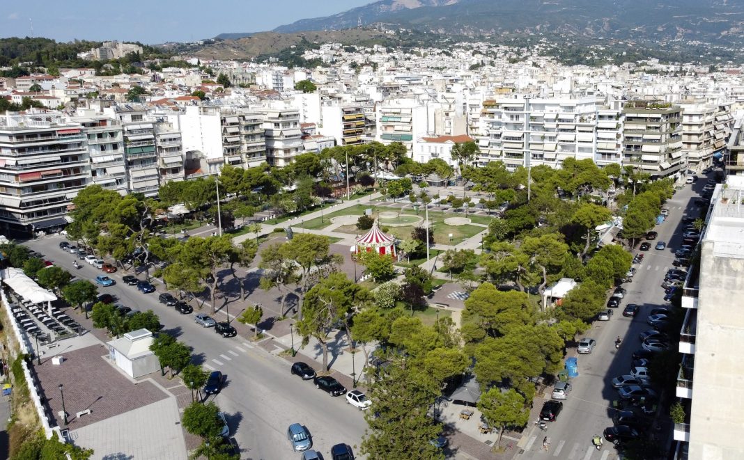 Αναστάτωση στα Ψηλαλώνια: Φορτηγό έκοψε καλώδιο της ΔΕΗ και έσπασε κλαδιά δένδρου